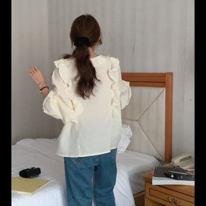 秋新作 Vネックフリルブラウス